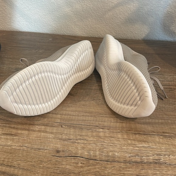 Sketchers size 7.5 - Picture 3 of 5